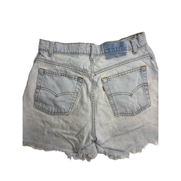Vintage Women’s Levi’s Light Wash Distressed Cut Off Shorts Size 6 - Picture 4 of 6